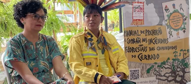 Dos miembros de la articulación Agro é Fogo durante un evento de presentación del Manual de Combate contra el fuego en el cerrado brasileño, durante la Cumbre de los Pueblos en Brasil, Belém, noviembre 2025