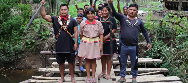 Eduardo Mendúa (en la foto, a la izquierda) lider de la resistencia contra la prospección petrolífera en la selva amazónica de A'i Cofán. Indígenas A'i Cofán de Durengo con Eduardo Medúa (izquierda).