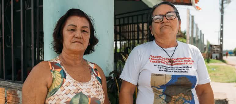 Dos mujeres delante de una casa