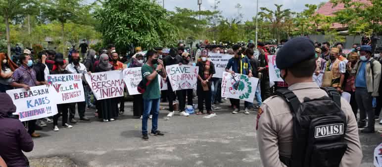 Los habitantes de la comunidad de Kinipan, en Borneo, no se dejan intimidar. Protesta de la comunidad de Kinipan, en Borneo, frente al juzgado de Palangkaraya, 2022