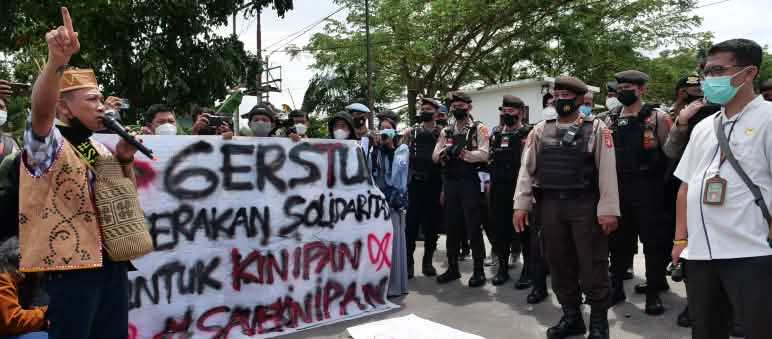 Protesta de habitantes de Kinipan, en Borneo, ante el tribunal de Palangkaraya en 2022 Protesta de la comunidad de Kinipan, en Borneo, frente al juzgado de Palangkaraya, 2022