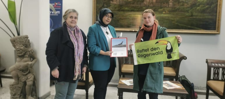 Dos compañeras de Salva la Selva en Alemania entregan las firmas de la petición “Dragones de Komodo amenazados por “Parque Jurásico” en la embajada de Indonesia en Berlín