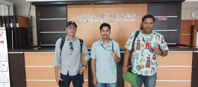Tres defensores de la naturaleza acudieron a la Secretaría de Estado en Yakarta para entregar las firmas de la petición “Dragones de Komodo amenazados por “Parque Jurásico””