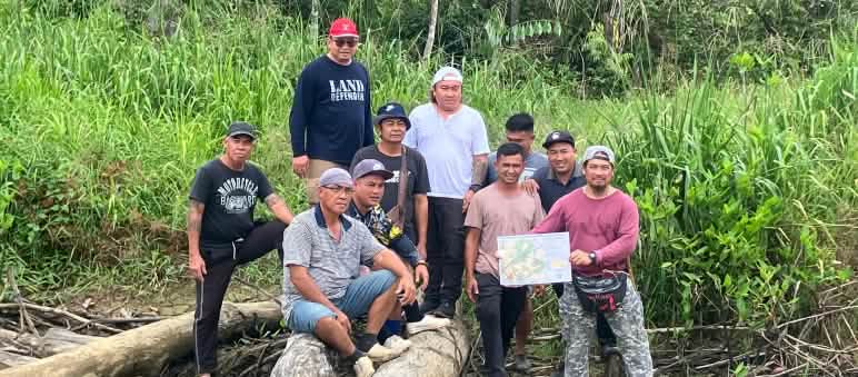 Indígenas presentan mapa de su territorio tradicional, junto a nuestro aliado Matek Geram (gorra roja) Indígenas Dayak de Sungai Seruas muestran mapa elaborado con la organización SADIA