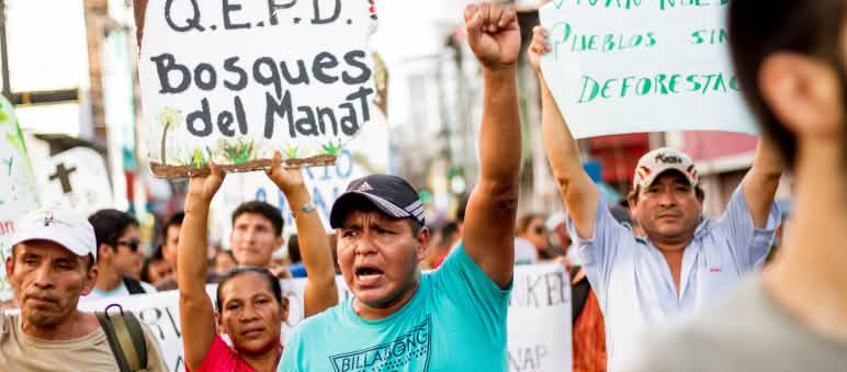 Defender la naturaleza, una actividad que en Latinoamérica puede volverse peligrosa Manifestación en Iquitos, Perú