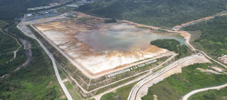 Además de esta destrucción, la mina Mirador constituye un severo peligro en la selva amazónica de Ecuador Vista aérea de la mina Mirador en la Cordillera del Cóndor, Ecuador