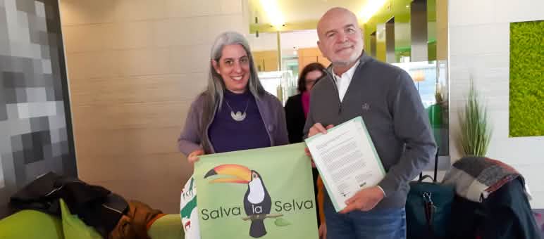 Guadalupe Rodríguez entrega al Relator especial de la ONU, Sr. Michel Forst, carta de aliados de WALHI South Sulawesi (Indonesia) Guadalupe Rodríguez de Salva la Selva junto al Relator Especial de la ONU, Michel Forst