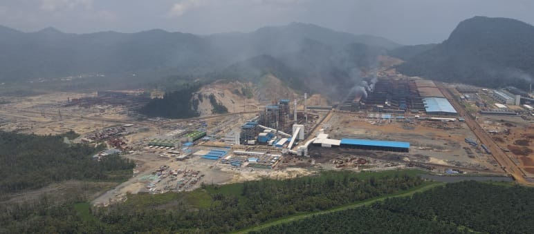 Vista aérea tomada con dron del parque industrial Morowali, en Central Sulawesi, Indonesia