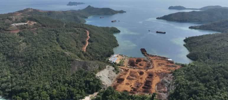 Vista aérea de una mina de níquel en una pequeña isla