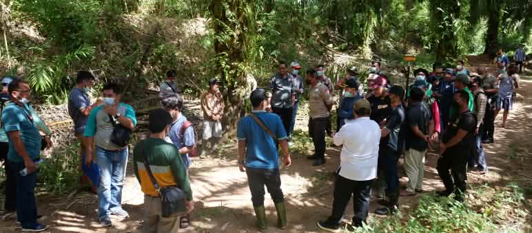 Reunión de habitantes de la comunidad de Penyang con periodistas, Borneo