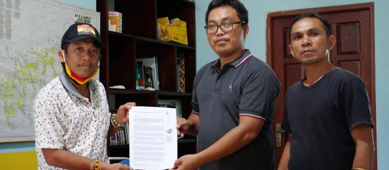 Effendi Buhing de Kinipan y Safrudin Mahendra de Save Our Borneo
