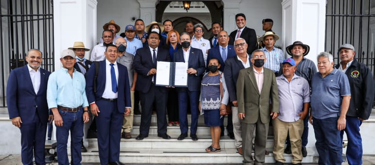 La Alianza en Defensa de la Cuenca del Río Santa María junto con el presidente de Panamá, Laurentino Cortizo Cohen Un grupo de personas de la Alianza en Defensa de la Cuenca del Río Santa María recibe la sanción de la Ley 339 que declara Patrimonio Natural Nacional y Área Protegida Hidrológica a cargo del Presidente Laurentino Cortizo Cohen
