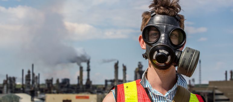 Protestas contra la extracción de petróleo de arenas bituminosas Un hombre protesta con una máscara de gas contra la extracción de arenas bituminosas en Canadá