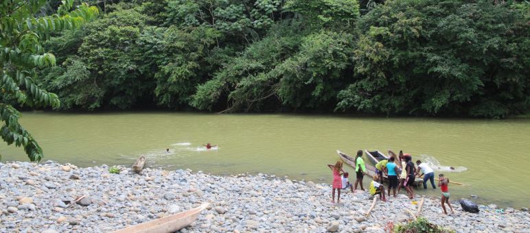 Según el presidente de la comuna, Luis Quintero, "Todas nuestras fuentes de lluvia, riego, están totalmente contaminadas” Miembros de la comunidad hacen uso del río para la vida y para diferentes actividades