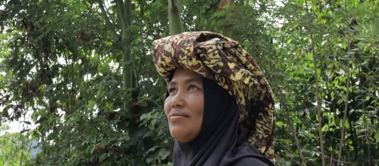 Retrato de Saudah, una mujer indonesia con jilbab, quien es líder comunitaria