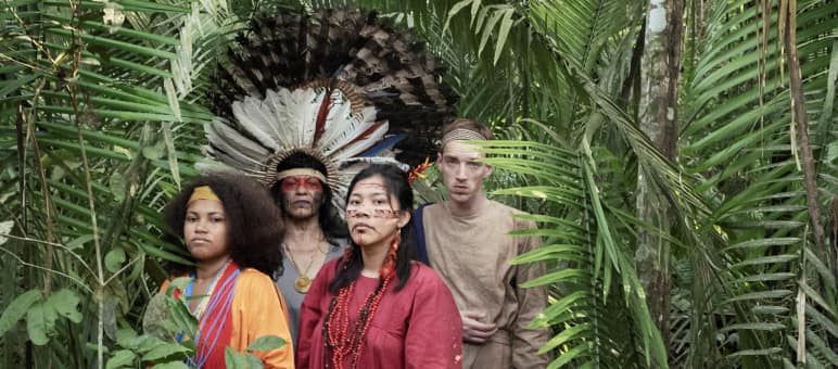 Actrices y actores de la obra Antígona en la Amazonía en la selva tropical
