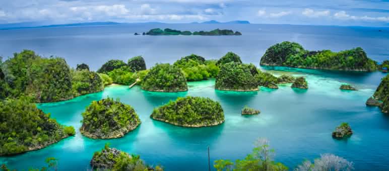 Vista aérea de pequeñas islas de un archipiélago cerca de Papúa
