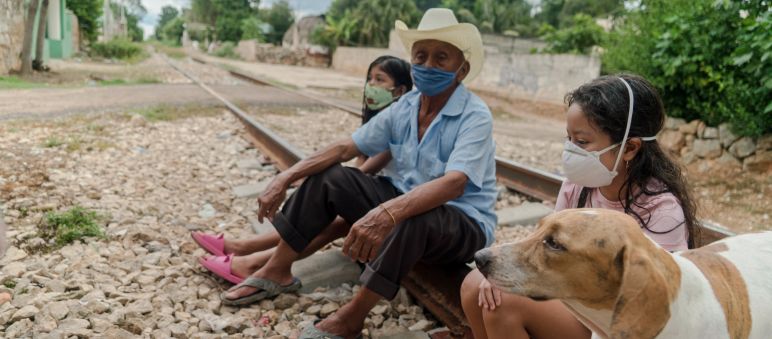 Personas afectadas por el nuevo trazado del Tren Maya, junto a las vias previamente existentes