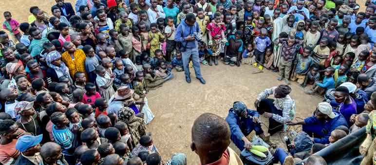 Representación teatral con numeroso público infantil en la pequeña ciudad de Kanyabayonga, cerca del Parque Nacional de Virunga