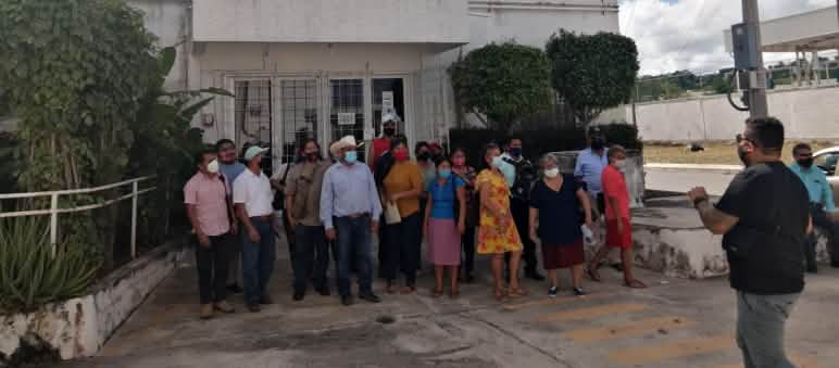 Miembros del Consejo Regional Indígena de Xpujil (CRIPX) ante la sede de la Secretaría de Medio Ambiente y Recursos Naturales SEMARNAT, estado de Campeche (México)