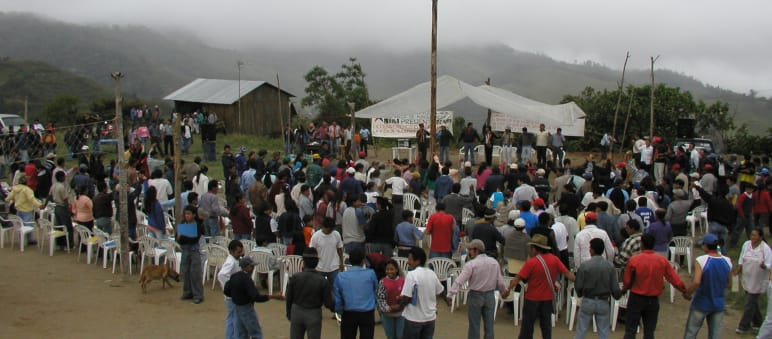 Asamblea comunitaria en la zona de Intag, Imbabura, Ecuador. Muchas personas reunidas.