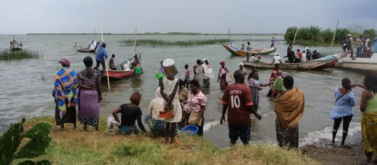 Pescadores en la aldea de Vitshumbi en el Parque Nacional de Virunga