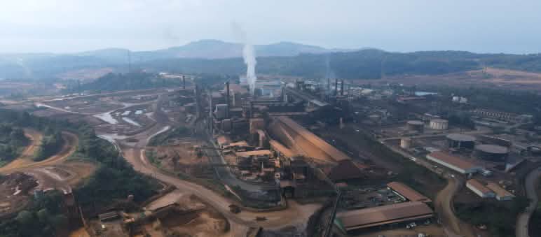 Vista aérea de una gran planta de fundición industrial de níquel