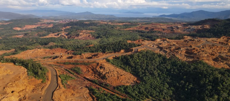 Vista desde arriba de la mina de níquel de Vale Indonesia, se aprecia claramente la destrucción de la selva