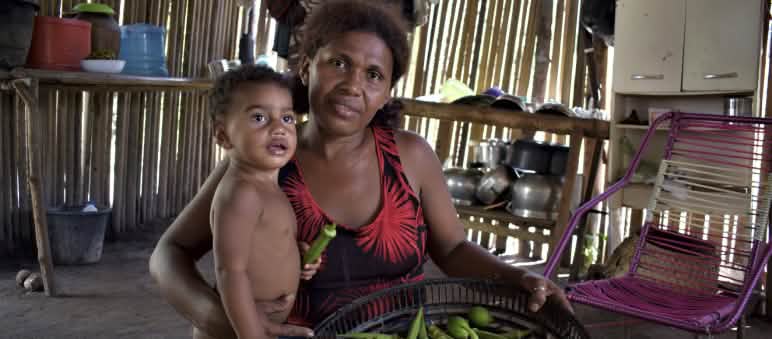 Familia muestra a la cámara su cosecha de okra