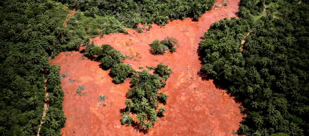 El alud de lodo tóxico mató al menos a 157 personas y arrasó completamente el medio circundante Rotura de balsa de residuos mineros tóxicos en Brasil