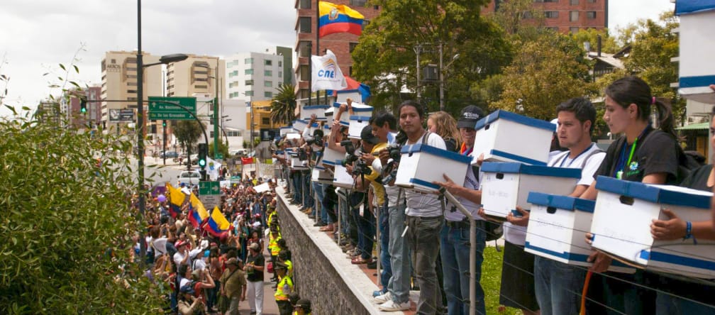 Un numeroso grupo de Jóvenes ante la Comisión Nacional Electoral del Ecuador en Quito, en 2014, para la entrega de 757000 firmas a favor de una consulta ciudadana por el Parque Nacional Yasuní