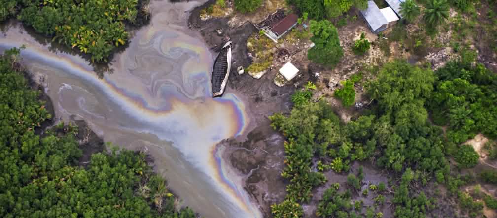 Vista aérea de un vertido de petróleo en un río  un río en Nigeria