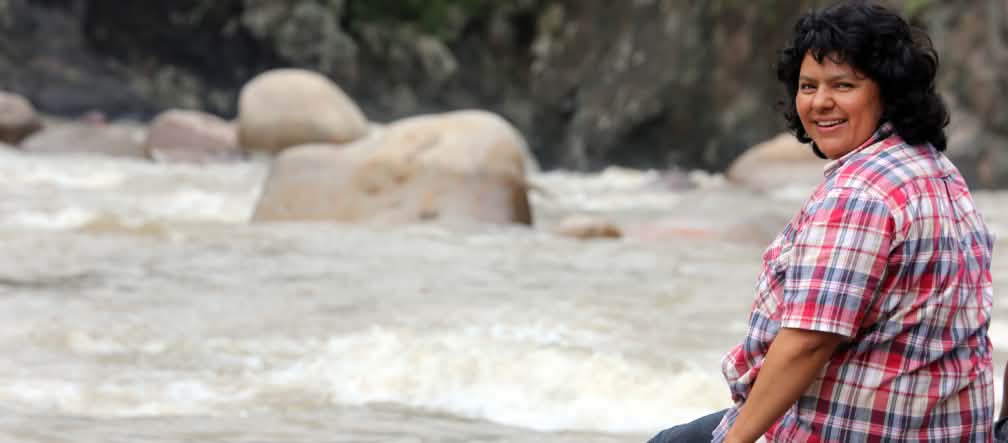 Las mujeres defienden sus territorios poniendo en riesgo sus vidas -Berta Cáceres fue asesinada en Honduras en marzo de 2016 Berta Cáceres