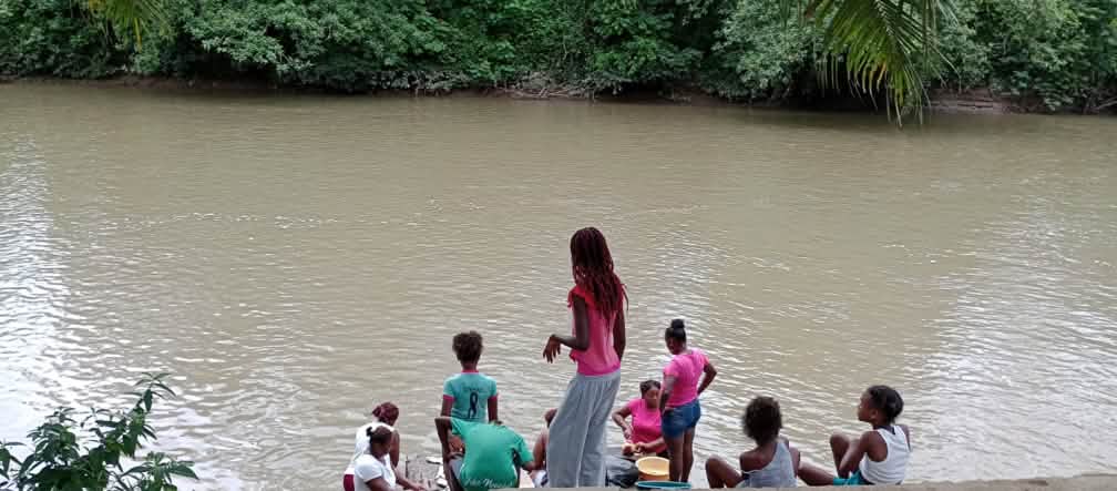 Mujeres al borde del río cerca de la comuna Barranquilla de San Javier, Esmeraldas. Todos los ríos de la zona están contaminados por el cultivo industrial de la palma aceitera.