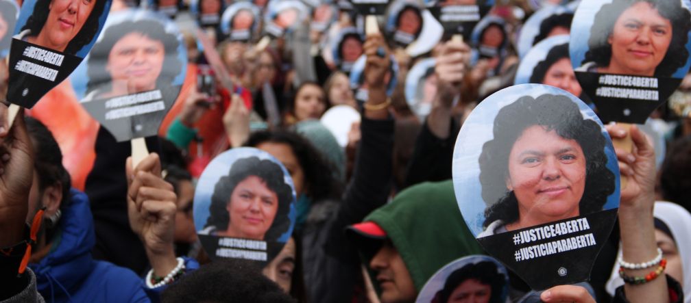 El crimen de Berta Cáceres presente en las discusiones sobre la urgencia de defender a las defensoras Manifestación con máscaras tras el asesinato de Berta Cáceres