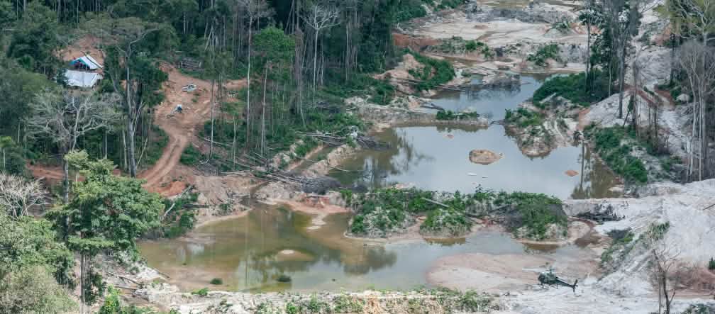 Vista aérea de minería ilegal de oro en la amazonía de Brasil