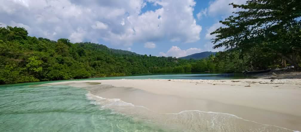 Isla Koh Kong en Camboya, playa y bosque