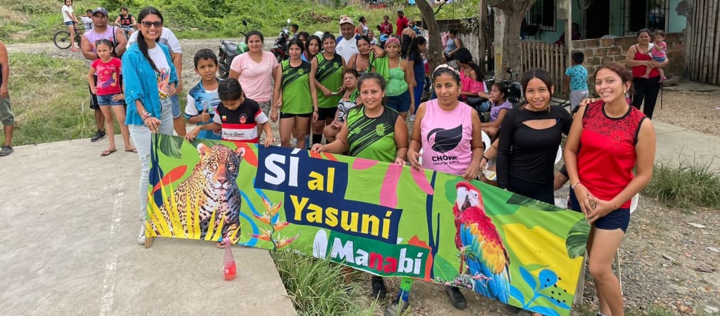 En Chone, Manabí, Ecuador, grupo de personas haciendo campaña por el Sí al Yasuní en la consulta popular del 20 de Agosto 2023