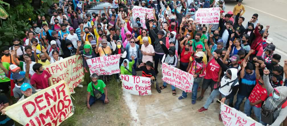 Los habitantes de Brooke's Point forman una barricada humana frente a las instalaciones mineras de la empresa Ipilan Nickel Corporation