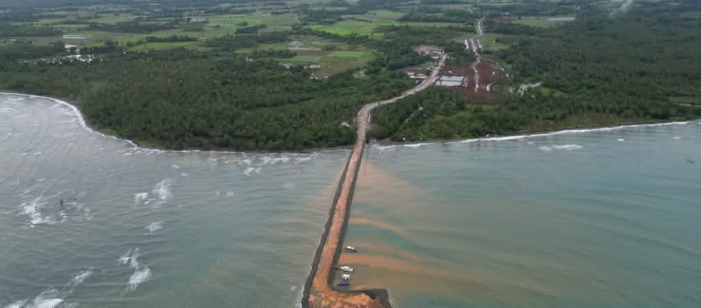 Un embarcadero parte desde la mina de níquel en la selva tropical hasta el mar. Vista aérea