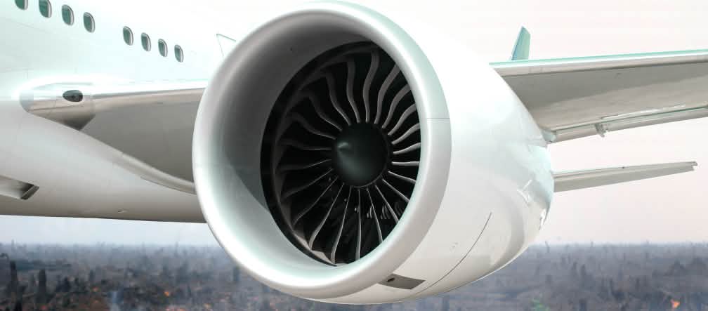 ¿Biocombustibles para volar? Fotomontaje: turbina de avión ante selva quemada