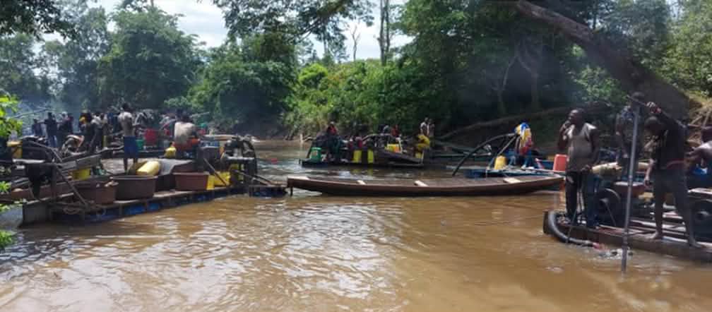 Cerca del Parque Nacional Taї hay cientos de buscadores de oro ilegal en los ríos Buscadores de oro en un río en Costa de Marfil