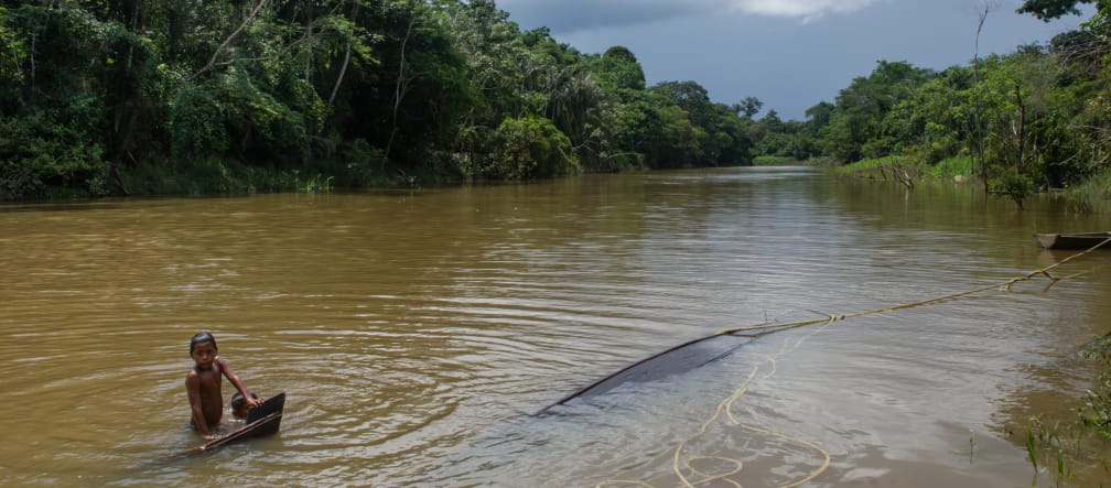 Niño se baña en el río Caquetá, en Colombia, del cual preocupa la contaminación con mercurio