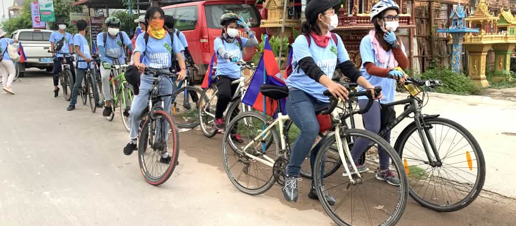 Ocho jóvenes activistas se manifiestan en bicicleta