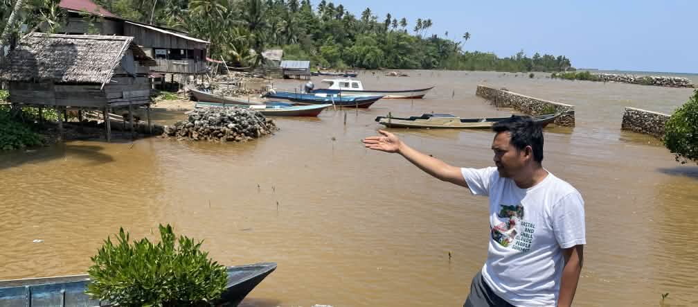 Amien Muhammad de la Alliansi Sulawesi señala la contaminación que causa la minería de níquel sobre las poblaciones de la costa en la isla de Sulawesi