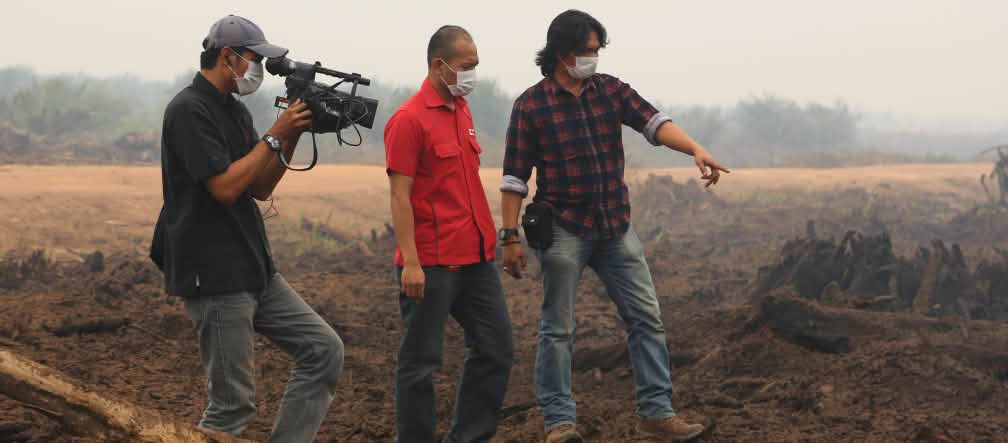 “Aquí han incendiado 1.000 hectáreas de bosques de turba”, explica el activista ambiental Feri Irawan a la TV indonesia “Todavía hay selva para salvar”