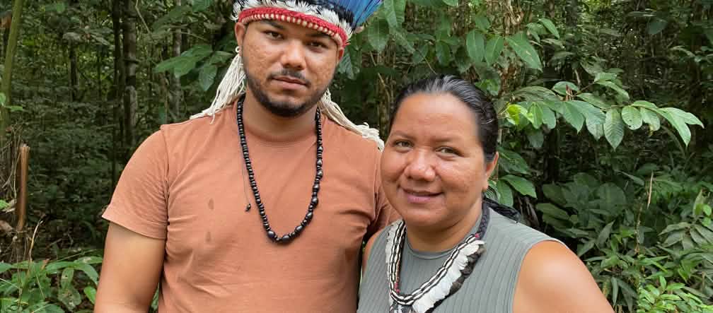 Retrato de líder indígena con un collar de plumas a la derecha y un joven indígena con una corona de plumas a la izquierda