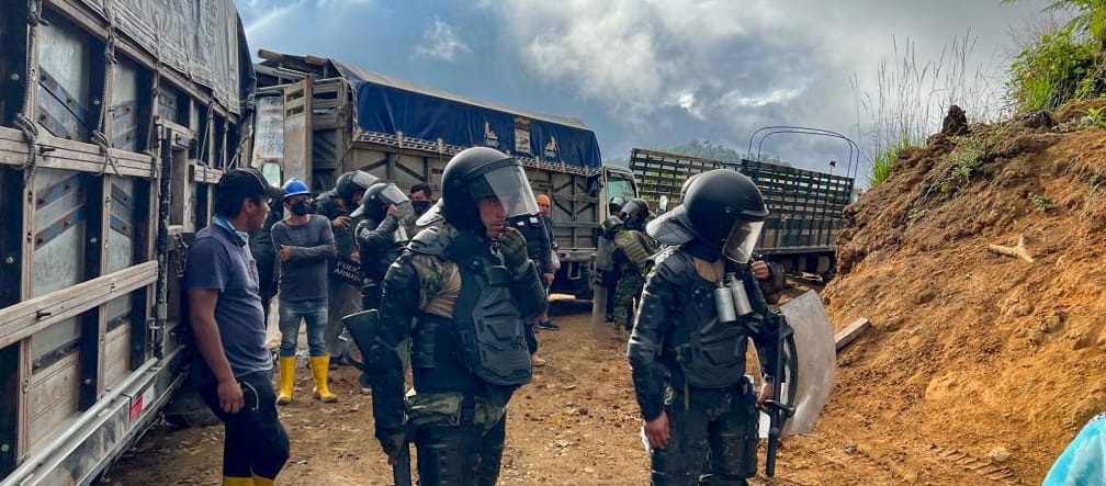 Fuerzas armadas del Ecuador acompañan camiones de empresa minera para instalar campamento en comunidades de La Merced de Buenos Aires, provincia Imbabura