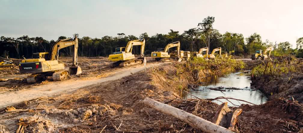 Maquinaria pesada para la construcción de una carretera en Perú