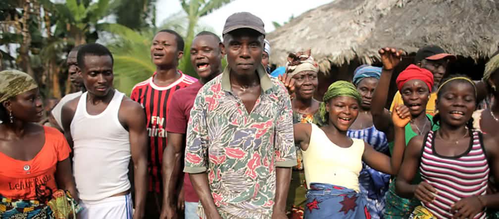 El clan Jogbahn defiende su tierra (Foto: Jason Taylor para FoE International 2014) Miembros de comunidad en Liberia con tambores
